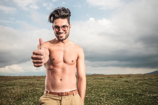 Un hombre sin camisa posando afuera —  Fotos de Stock
