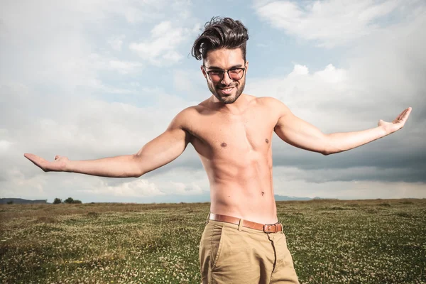 Schöner Mann, der ohne Hemd posiert — Stockfoto