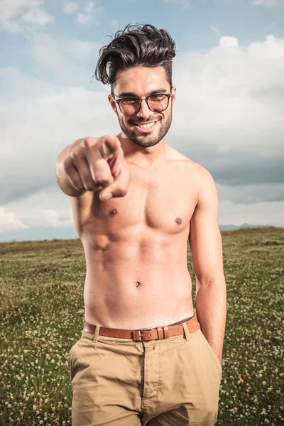 Naked young man posing outdoor — Stock Photo, Image