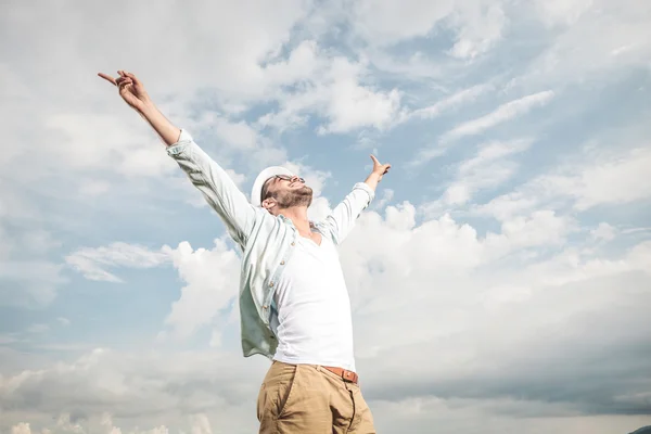 Giovane uomo felice godendo il bel tempo — Foto Stock