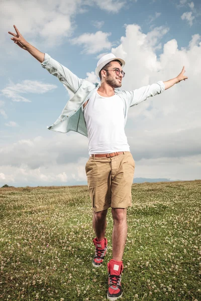 Young fashion man walking on the grass — Stock Photo, Image