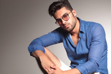 moda adam elini onun diz üzerinde dinlenme 