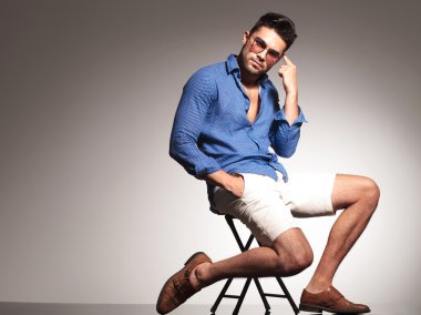 Yakışıklı genç moda adam başını işaret