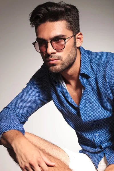 Casual joven hombre de moda en gris fondo del estudio — Foto de Stock