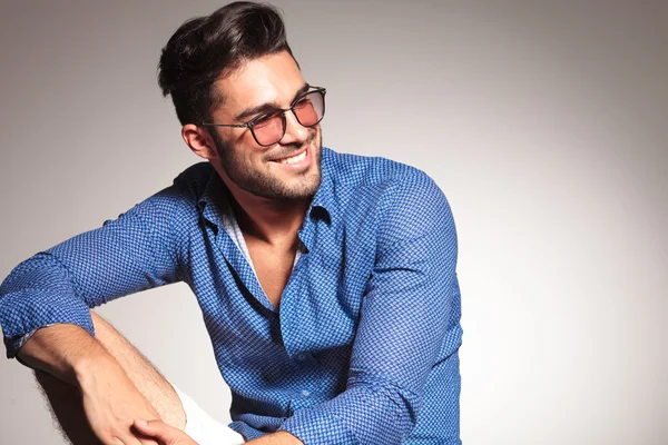 Ritratto di un bell'uomo di moda sorridente — Foto Stock