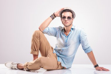  casual adam şapkasını elini tutarak yatan