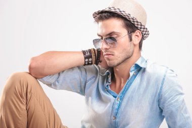 Genç casual adam aşağı bakıyor