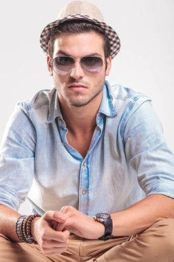 Ellerini bir arada tutan genç casual adam.