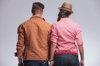 Bir genç çift poz, arkadan görünüş