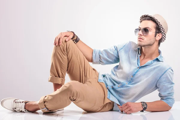 Cool fashion man relaxing on the floor — Stock Photo, Image