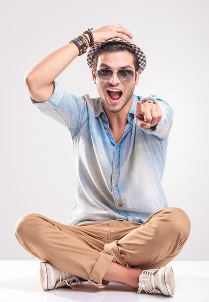 Young fashion man screaming while sitting — Stock Photo, Image