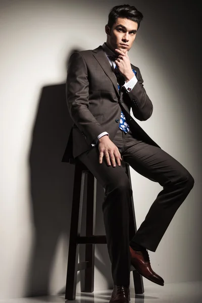 Geschäftsmann sitzt auf einem Hocker — Stockfoto