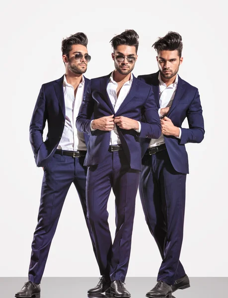 Tres poses de un elegante hombre de negocios de moda casual inteligente — Foto de Stock