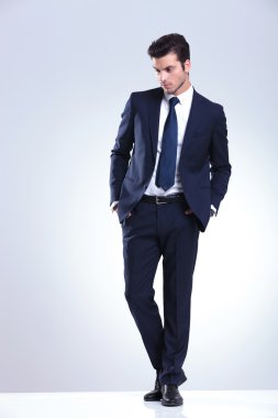 Genç zarif iş adamı aşağı bakıyor