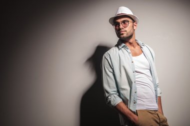 Yakışıklı casual adam uzakta kameradan bakan