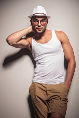 casual adam Boynunun arkasında bir ele sahip