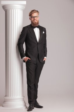 Elleri ceplerinde ile poz iş adamı