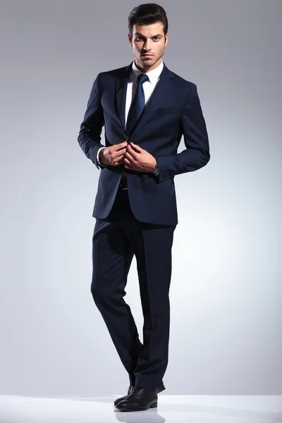 Ceketini kapanış genç iş adamı 