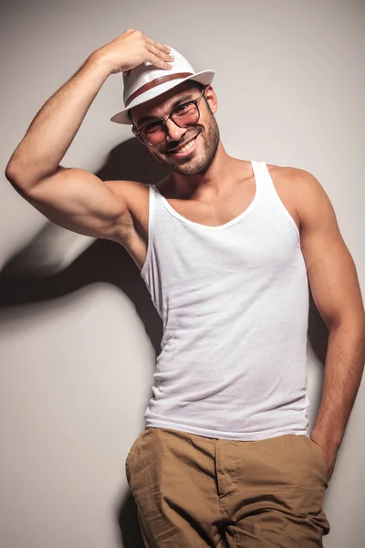 Mutlu genç moda adam şapkasını sabitleme — Stok fotoğraf