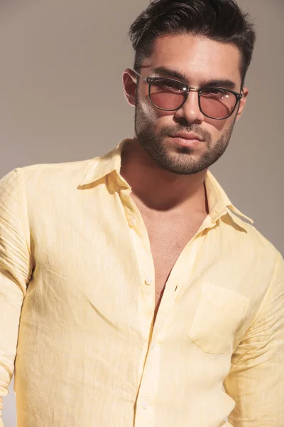 Przystojny młody mężczyzna nosi okulary — Zdjęcie stockowe