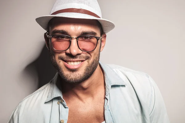 Bel homme décontracté portant un chapeau blanc et des lunettes de soleil . — Photo