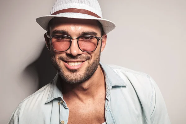 Bonito casual homem vestindo um branco chapéu e óculos de sol . — Fotografia de Stock