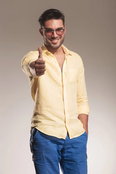 Homem casual sorrindo mostrando os polegares para cima gesto . — Fotografia de Stock