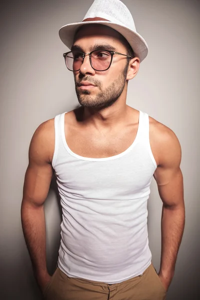 Bello uomo di moda casual in posa contro un muro bianco — Foto Stock