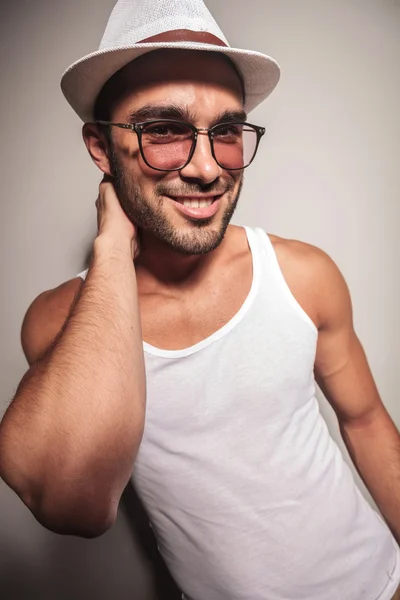 Ritratto di un giovane uomo casuale sorridente — Foto Stock