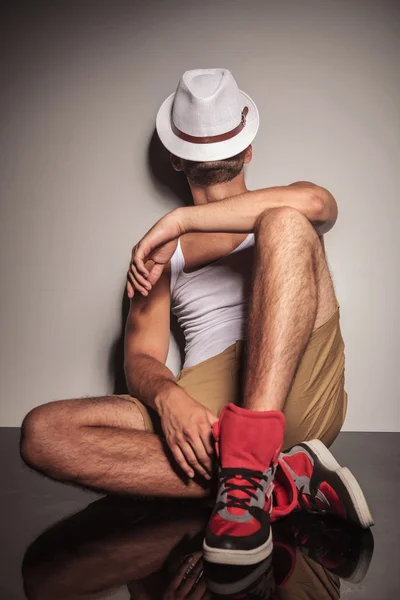 カジュアルな若い男が床で休む — ストック写真