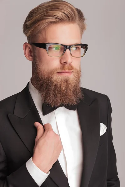 Bonito loira homem vestindo um smoking — Fotografia de Stock