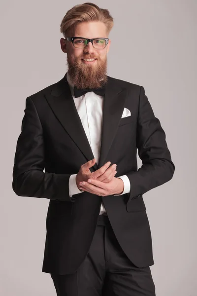 Homem elegante feliz segurando as mãos juntas . — Fotografia de Stock