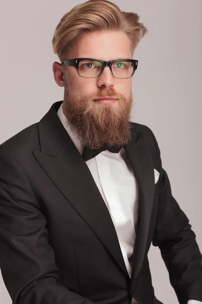 Jovem homem de negócios elegante vestindo um smoking — Fotografia de Stock