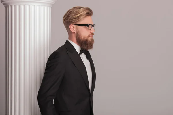 Blonde business man posing near a white column — Stock Photo, Image