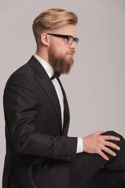 Homem de negócios elegante sentado com as pernas cruzadas — Fotografia de Stock