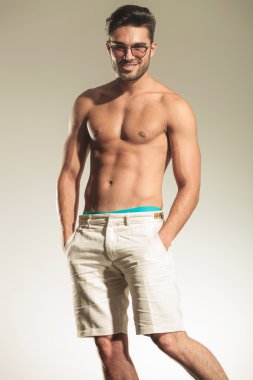 Elleri ceplerinde ile poz üstsüz seksi adam