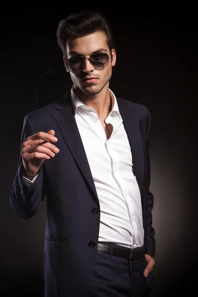 Young elegant business man smoking a cigarette. — Stock Photo, Image