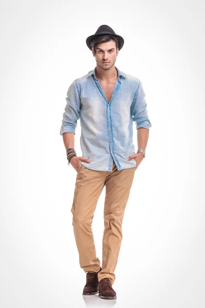 Fashion man standing with his hands in pockets — Stock Photo, Image