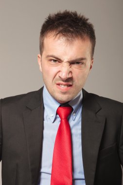 Genç iş adamı onaylamayan surat