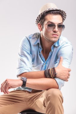 Oturan bir genç casual adam portresi