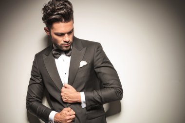 şık iş adamı aşağı bakıyor 