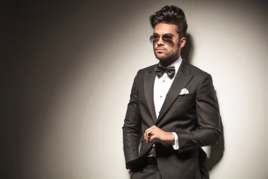 cebine elini tutarak zarif iş adamı.