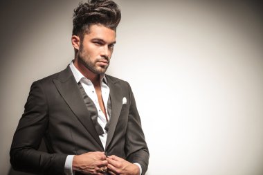  Ceketini unbuttoning iş adamı