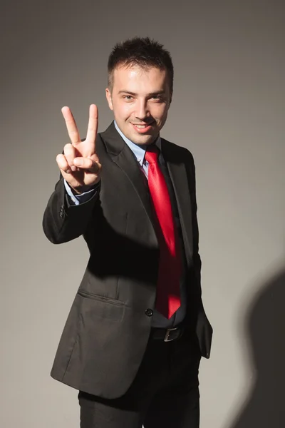 Homem de negócios feliz mostrando o gesto de vitória — Fotografia de Stock