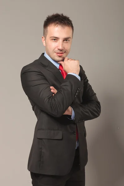 Joven hombre de negocios posando con los brazos cruzados — Foto de Stock