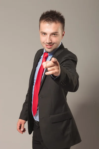 Jonge zakenman glimlachen terwijl wijzend op de camera. — Stockfoto