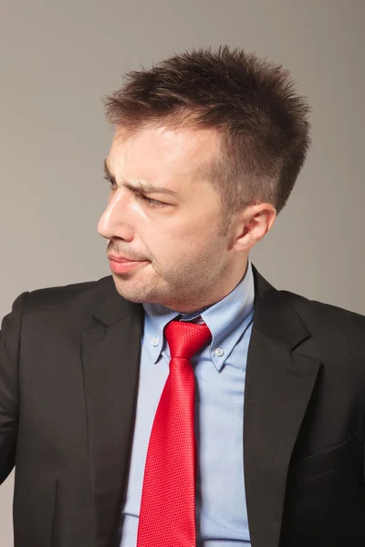 Joven hombre de negocios mirando a su lado — Foto de Stock