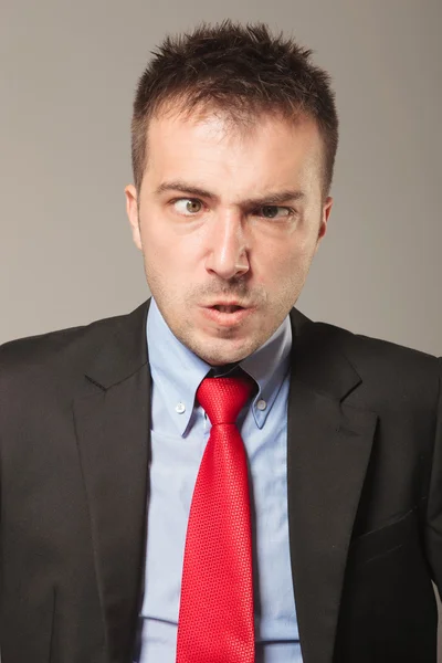 Jovem homem de negócios fazendo um rosto irritado — Fotografia de Stock