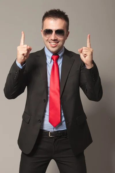 Haapy joven empresario sosteniendo dos dedos hacia arriba . — Foto de Stock