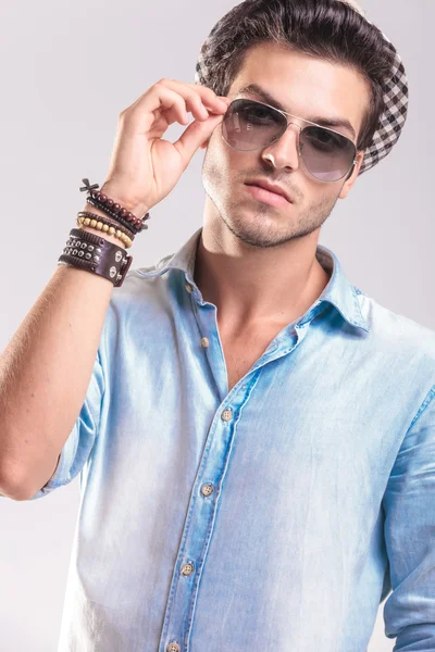 Casual mode man lyfter hans solglasögon — Stockfoto